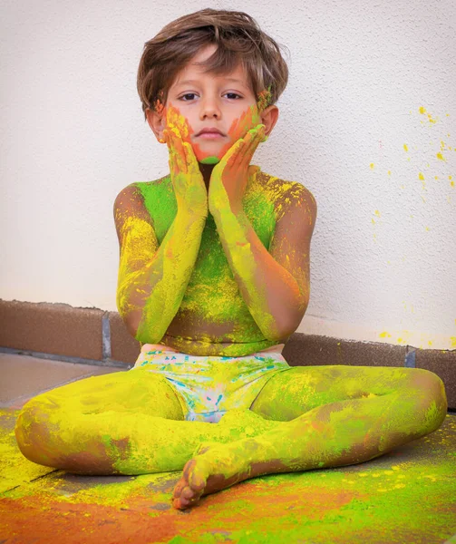 Retrato Niño Con Colores Cara Retrato Niño Lindo Empapado Polvos —  Fotos de Stock