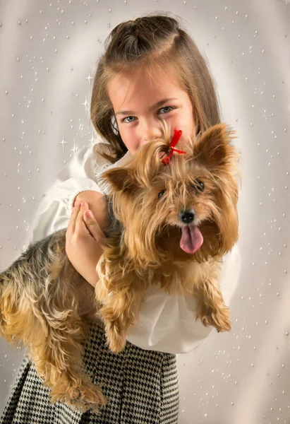 Niña Con Cachorro Atrapado Dándole Beso Chica Con Mascota —  Fotos de Stock