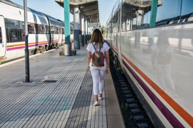 Şehir metrosunun platformunda genç bir kadın. Şehir metrosunun platformunda yürüyen genç bir kadın.