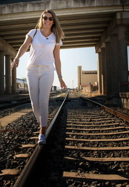 Подросток Балансирует Железнодорожных Путях Женщина Ходит Железнодорожным Путям — стоковое фото