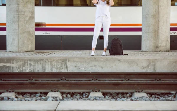 Молодая Женщина Ожидании Поезда Девушка Ждет Поезда — стоковое фото