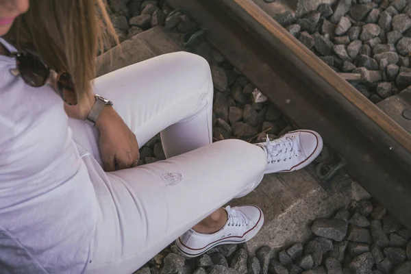Молодая Женщина Вокзале Девушка Ждет Поезд — стоковое фото