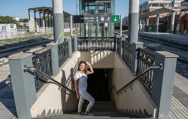 Молодая Женщина Подземке Девушка Подземном Переходе Вокзале — стоковое фото