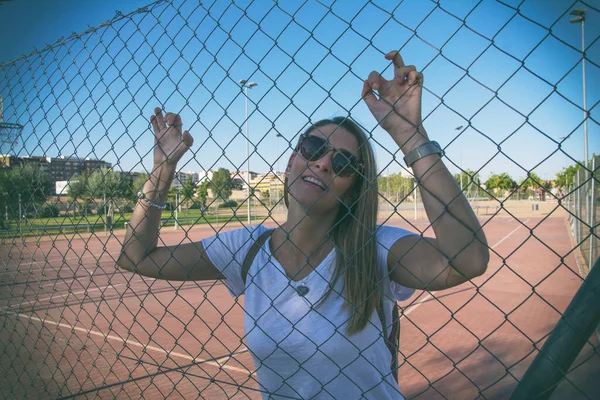 Современная Женщина Смеется Молодая Женщина Смеется Над Баскетбольным Забором Забавная — стоковое фото