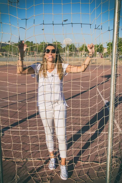 Современная Женщина Смеётся Молодая Женщина Смеется Над Баскетбольным Забором Забавная — стоковое фото