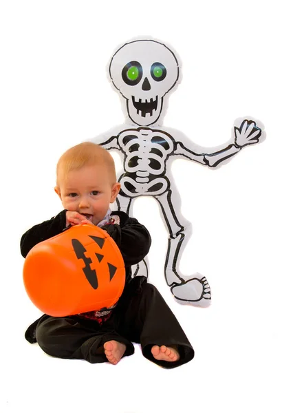 Krásné Zábavné Dítě Oblečené Jako Upír Panenkou Kostlivce Dýně Halloween — Stock fotografie