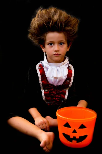 Criança Bonita Engraçada Traje Vampiro Com Uma Abóbora Para Festa — Fotografia de Stock