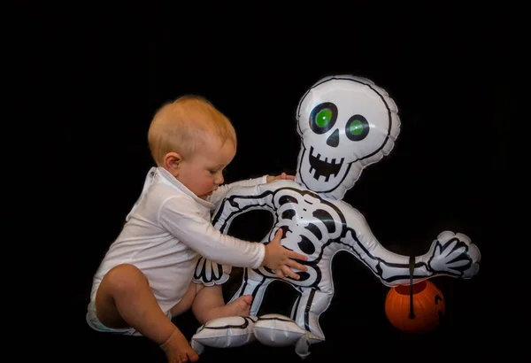 Bebê Bonito Fundo Preto Jogando Com Uma Boneca Esqueleto Halloween — Fotografia de Stock