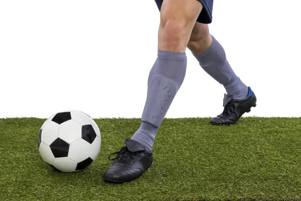 足球运动员脚踢球在草地上的白色背景的细节 — 图库照片