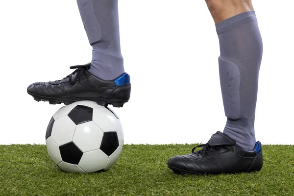 Detalhe Pés Jogador Futebol Pisando Uma Bola Sobre Grama Fundo — Fotografia de Stock