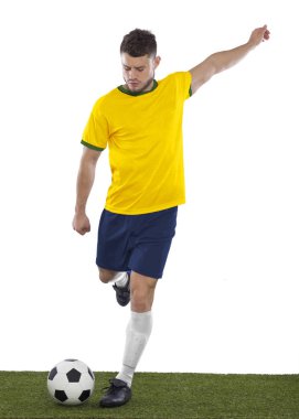 Beyaz arka plan üzerinde duygu ile futbol oynamak sarı ve yeşil gömlek ile genç futbol fan