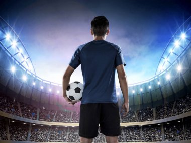 Stadyumun tam girerek genç futbolcu