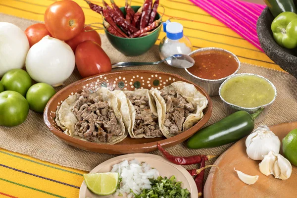 Typische Mexikanische Gerichte Mit Soßen Auf Einem Bunten Tisch Tacos — Stockfoto