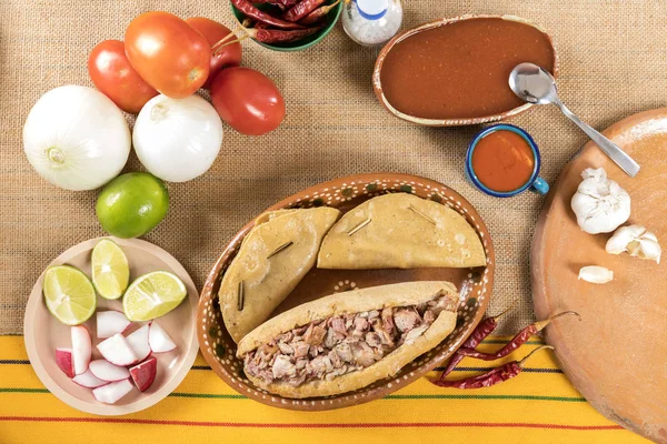 Typische Mexikanische Gerichte Mit Soßen Auf Einem Bunten Tisch Torta — Stockfoto