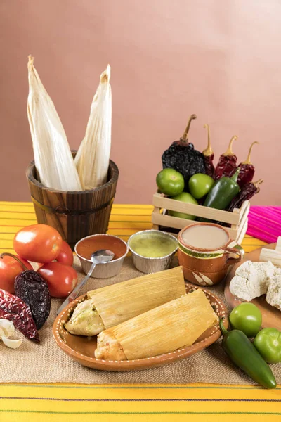 Typische Mexikanische Gerichte Mit Soßen Auf Einem Bunten Tisch Tamales — Stockfoto
