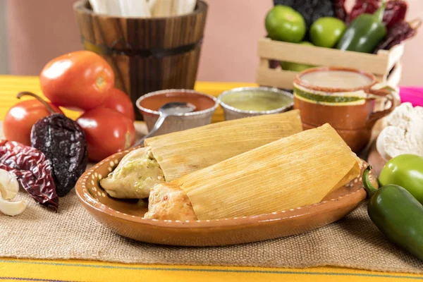 Typische Mexikanische Gerichte Mit Soßen Auf Einem Bunten Tisch Tamales — Stockfoto