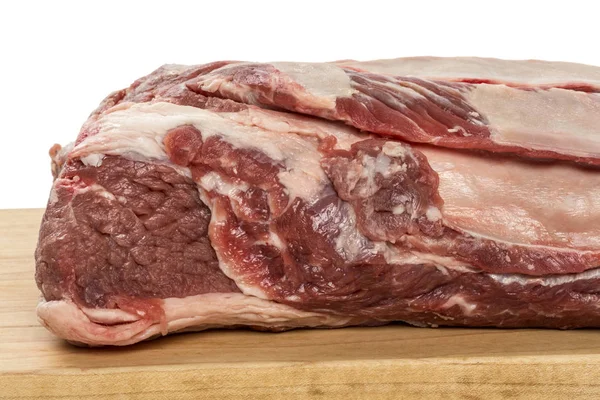 白い背景の上に木の板に Bisteck の生肉 — ストック写真