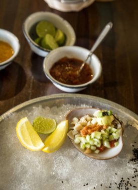 Buz temel restoranda çeşitli deniz ürünleri.