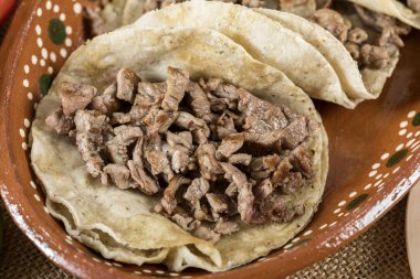 Tipik Meksika yemeği yemekleri soslar renkli tablo. Sığır eti tacos ayrıntı kızartma.