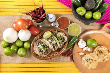 Tipik Meksika yemeği yemekleri soslar renkli tablo. Sığır eti tacos kızartma.
