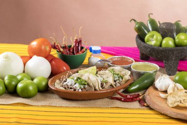 Tipik Meksika yemeği yemekleri soslar renkli tablo. Sığır eti tacos kızartma.
