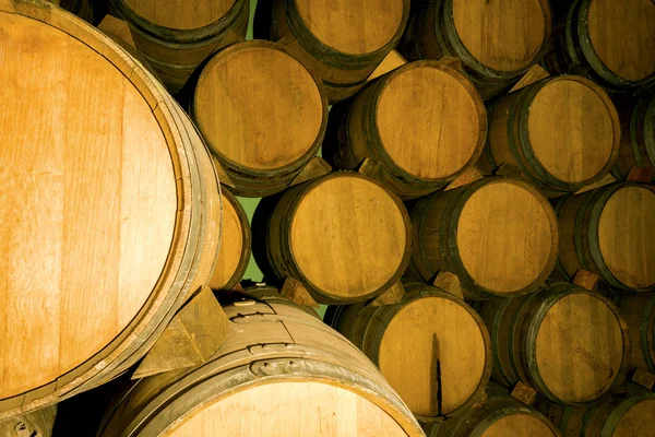 ワイナリーの古いセラーに積み上げワイン樽 — ストック写真