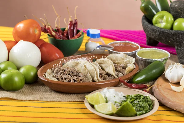 Platos Típicos Mexicanos Con Salsas Una Mesa Colorida Tacos Carne — Foto de Stock