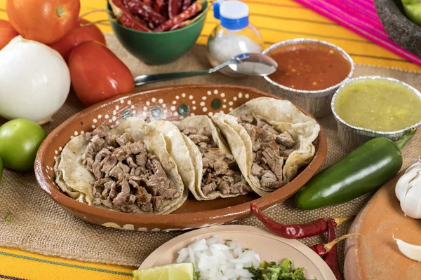 Typische Mexikanische Gerichte Mit Soßen Auf Einem Bunten Tisch Tacos — Stockfoto