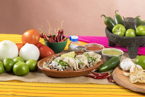 Platos Típicos Mexicanos Con Salsas Una Mesa Colorida Tacos Carne —  Fotos de Stock