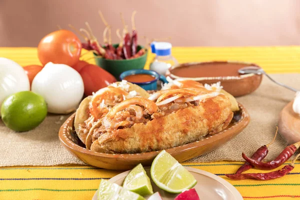 Pratos Típicos Comida Mexicana Com Molhos Mesa Colorida Torta Ahogada — Fotografia de Stock