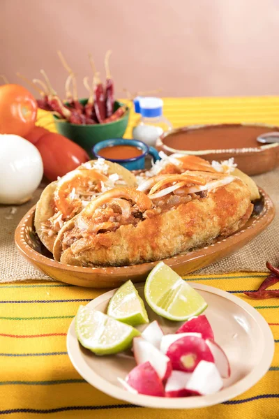 Pratos Típicos Comida Mexicana Com Molhos Mesa Colorida Torta Ahogada — Fotografia de Stock