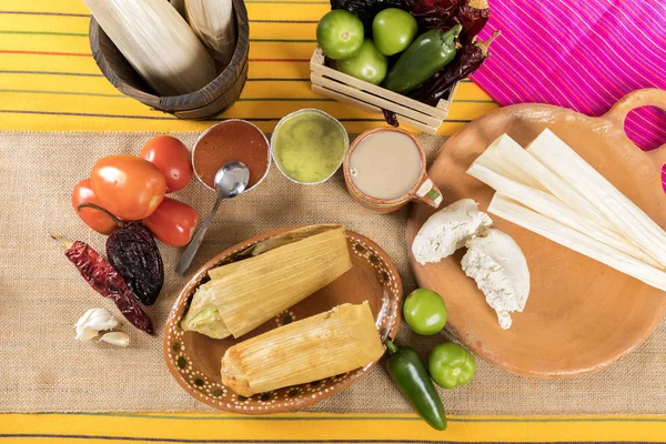 Typisch Mexikanische Gerichte Mit Soßen Auf Buntem Tisch Rote Und — Stockfoto