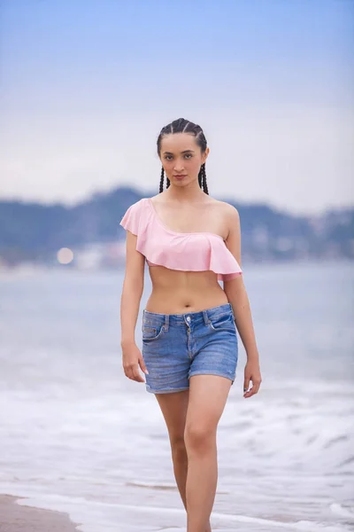 Hermosa Joven Playa Mirando Hacia Mar — Foto de Stock