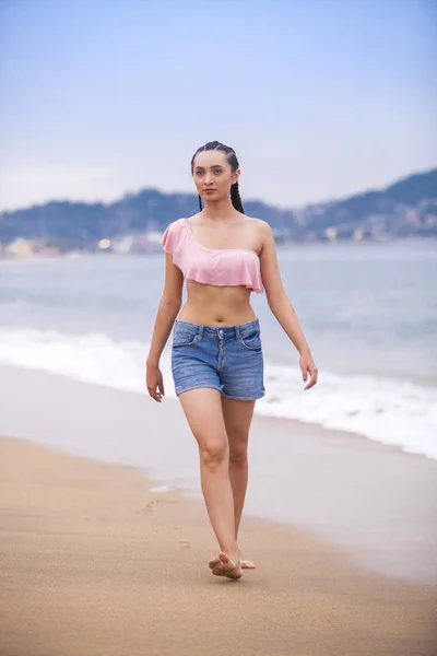 Vacker Ung Kvinna Stranden Tittar Mot Havet — Stockfoto