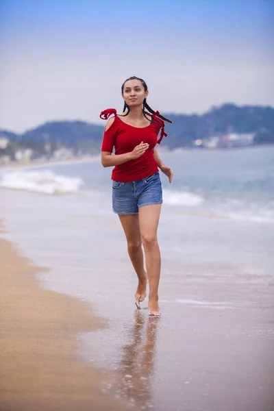 健身跑步女工在海滩上奔跑 运动的运动员训练有决心的赤脚 — 图库照片