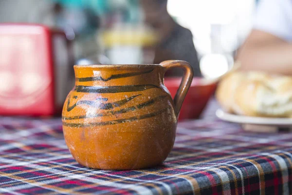 Tipikus Agyag Kancsó Kávé Egy Régi Mexikói Fogadóban — Stock Fotó