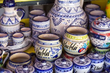 Tipik Meksika pazarında çeşitli el sanatları.