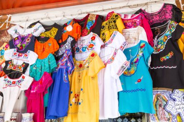 Çeşitli el sanatları ve elbiseler içinde tipik Meksika çarşı.