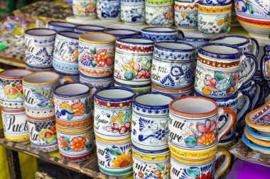 Tipik Meksika pazarında çeşitli el sanatları.