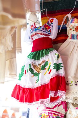 Çeşitli el sanatları ve elbiseler içinde tipik Meksika çarşı.