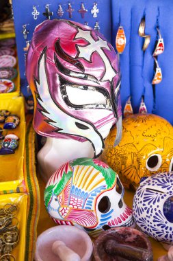 Tipik Meksika pazarında çeşitli el sanatları.