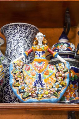 Tipik Meksika pazarında çeşitli el sanatları.