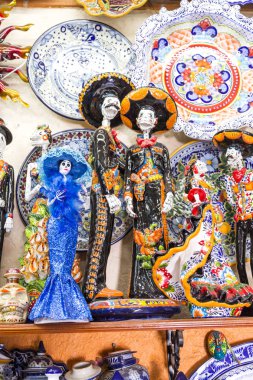 Tipik Meksika pazarında çeşitli el sanatları.