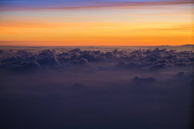 Gün doğumu tam renkli bir uçağın penceresinden bakış