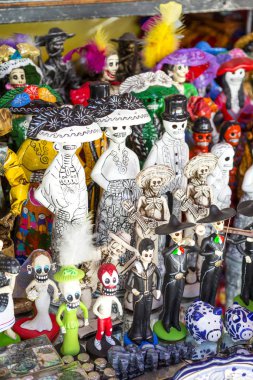 Tipik Meksika pazarında çeşitli el sanatları.