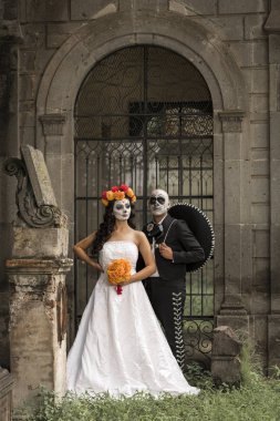 Catrin ve Catrina mezarlığı ile düğün elbiseler bir eski mezarlığı Guadalajara, Meksika.