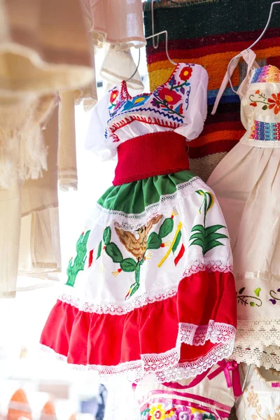Çeşitli el sanatları ve elbiseler içinde tipik Meksika çarşı.