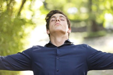 Genç işadamı dua eden açık bahçe