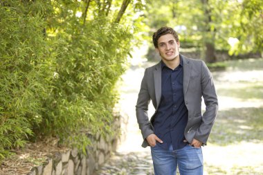 Gülümseyen bir genç işadamı portresi önden görünüm 