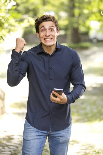 Vista Frontal Retrato Joven Empresario Sonriendo Con Expresión Felicidad Con — Foto de Stock